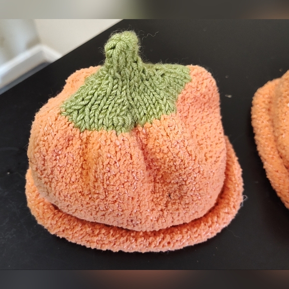 2 hand knitted pumpkin hats for baby/toddler - Picture 3 of 7